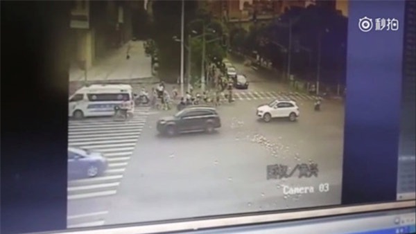 30 trieu dong bi gio thoi bay la ta tren pho, va day la phan ung kho tin cua nguoi di duong - 1