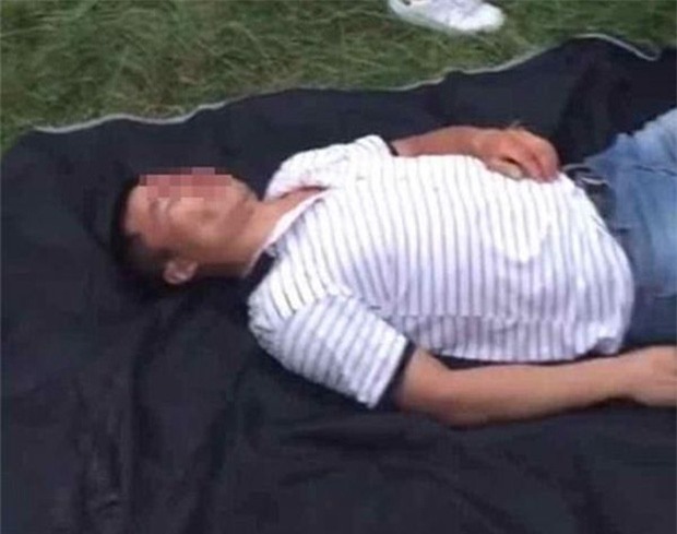 Clip: Tranh cãi vì vài đồng tiền phí, du khách bị nhân viên khu du lịch đánh bất tỉnh - Ảnh 2.