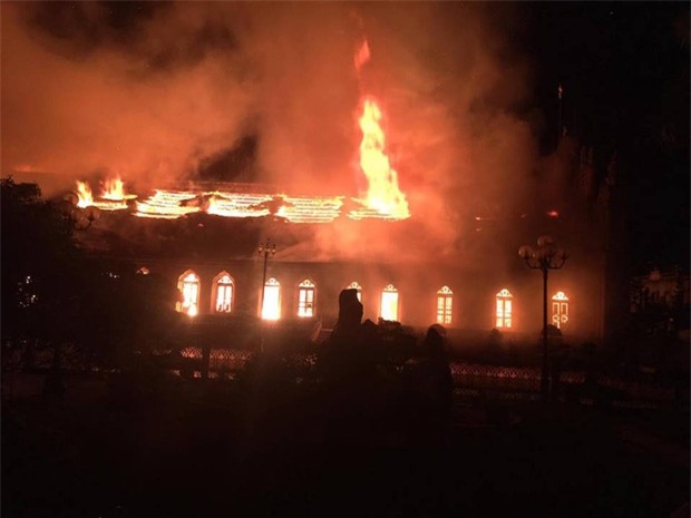 Người dân Nam Định xót xa nhìn ngôi nhà thờ cổ 130 tuổi bị cháy rụi trong đêm - Ảnh 3.