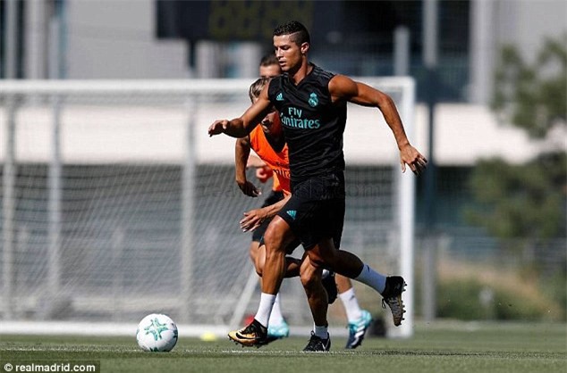 Ronaldo tro lai tap luyen doi dau MU hinh anh 5