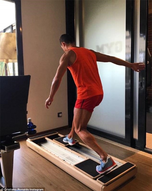 Ronaldo tro lai tap luyen doi dau MU hinh anh 6