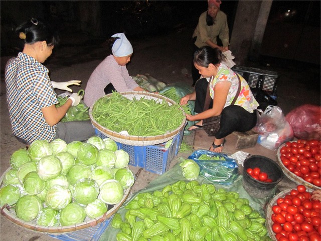 Nhiều loại rau đang đội giá gấp đôi tại các chợ Hà Nội. ảnh: T.G