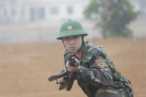 Khắc Việt 'cười không ngậm được miệng' khi xem đàn em đi khom trong quân ngũ-1