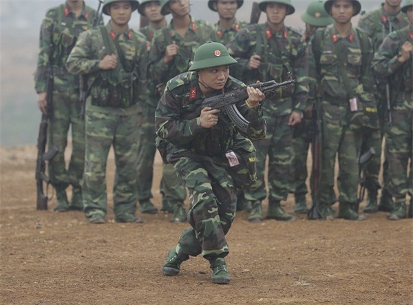 Khắc Việt 'cười không ngậm được miệng' khi xem đàn em đi khom trong quân ngũ-2