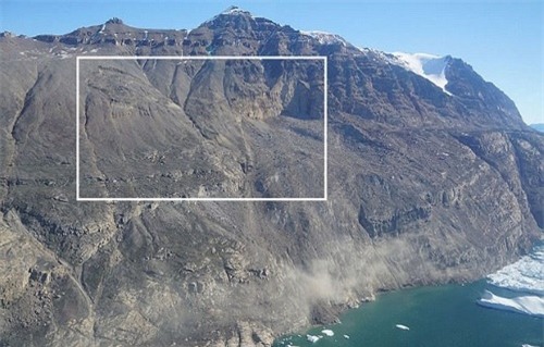 Sự sạt lở đất đá và băng tuyết trên các ngọn núi xuống biển tạo nên những cơn sóng lớn và bất ngờ. Ảnh: Georgia Institute of Technology.