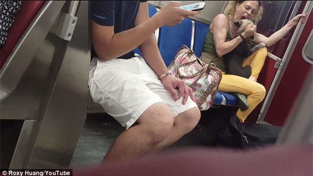 Video cô gái bạo hành, cắn chó cưng trên tàu điện ngầm khiến cộng đồng yêu động vật phẫn nộ - Ảnh 2.