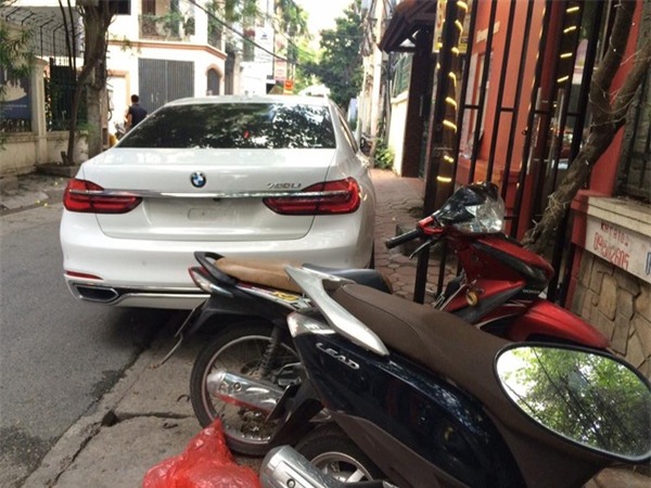 Đỗ xe thiếu ý thức, chủ nhân chiếc BMW nhận ngay bài học đắt giá - Ảnh 1.