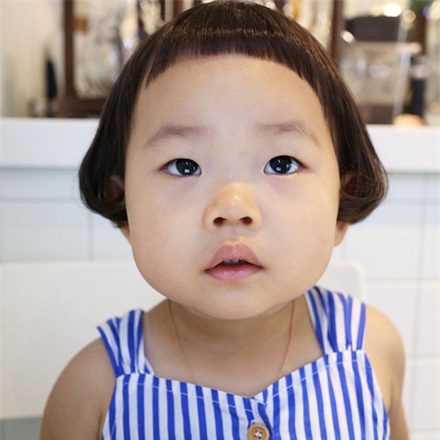 Đặc biệt cho cả những cậu bé sành điệu! Kiểu tóc trẻ em Hàn Quốc mang lại cảm hứng cho các chàng trai nhí với tóc cắt ngắn, phần đỉnh tóc được tạo kiểu sáng tạo tạo nên một phong cách độc đáo. Bấm nhanh vào hình để xem những kiểu tóc đẹp mắt này.