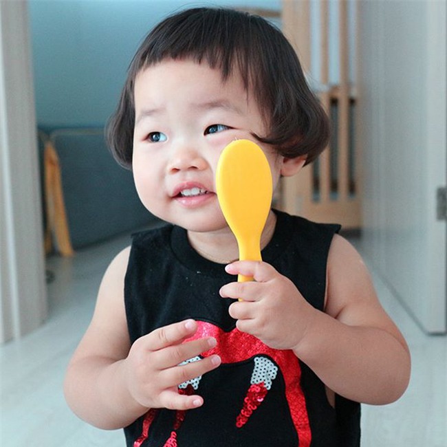 Cô nhóc Hàn Quốc có mái tóc 'gáo dừa' dễ thương đi đâu cũng được xuýt xoa-3