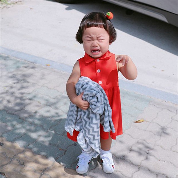 Cô nhóc Hàn Quốc có mái tóc 'gáo dừa' dễ thương đi đâu cũng được xuýt xoa-5