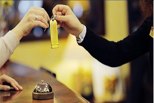 Nỗi khổ của nhân viên dọn phòng và tâm sự “Người Việt vô cùng bê bối” - Ảnh 4.