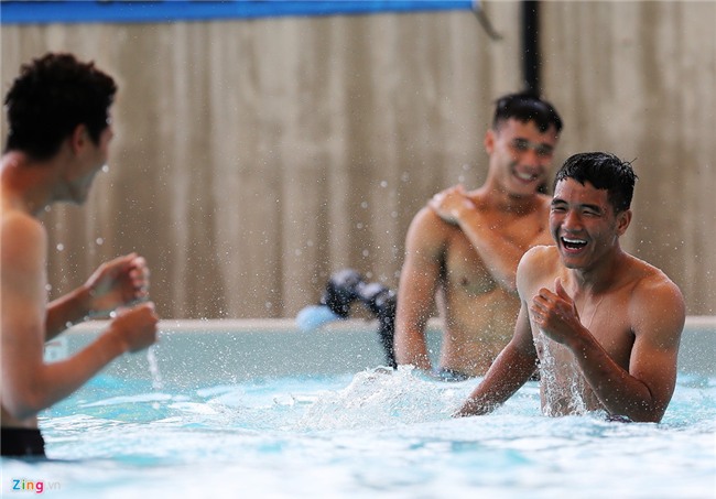 U22 Viet Nam tha long o be boi sau tran thang 4-1 hinh anh 7