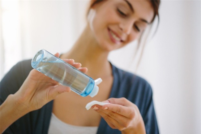 Trong vòng 60 giây sau khi rửa mặt, bạn phải thoa toner ngay và đây là lý do - Ảnh 1.