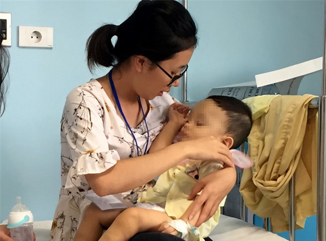 Ba ngoai be trai 1 tuoi bi bao hanh: Sao ho doc ac the? hinh anh 1