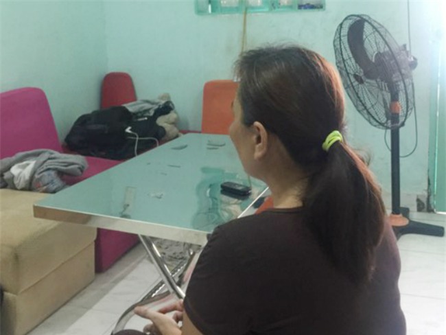 con gai keu "sap chet vi co con gi nhuc nhich trong bung", me bang hoang phat hien con bi xam hai - 1