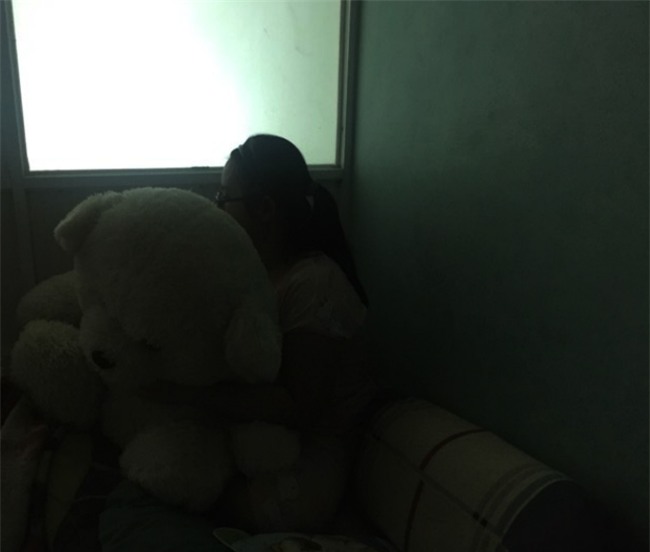 con gai keu "sap chet vi co con gi nhuc nhich trong bung", me bang hoang phat hien con bi xam hai - 2