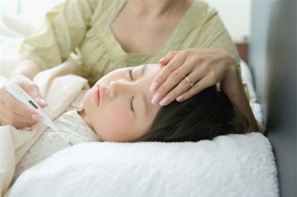 Hạ sốt bằng lươn: Sốt chưa hạ trẻ đã phải đối mặt với nguy cơ nhiễm trùng da - Ảnh 2.
