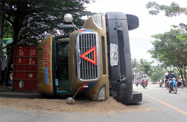 Xe dau keo container lat, nhieu nguoi thoat chet hinh anh 1