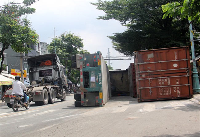 Xe dau keo container lat, nhieu nguoi thoat chet hinh anh 2