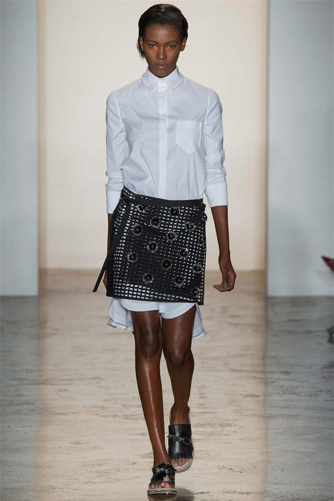 khong ngo mix chan vay va ao so mi nhu hoang thuy lai dep den the nay! - 8