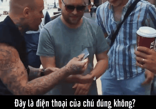 Cười đau ruột với màn ảo thuật lỡ tay ném iPhone xuống sông-1