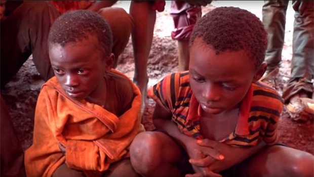 Cuộc sống địa ngục của hơn 40.000 trẻ em tại các khu mỏ châu Phi - Ảnh 2.