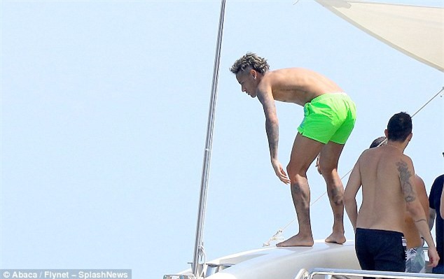 Neymar vui dua tren du thuyen hang sang truoc khi ra mat PSG hinh anh 1