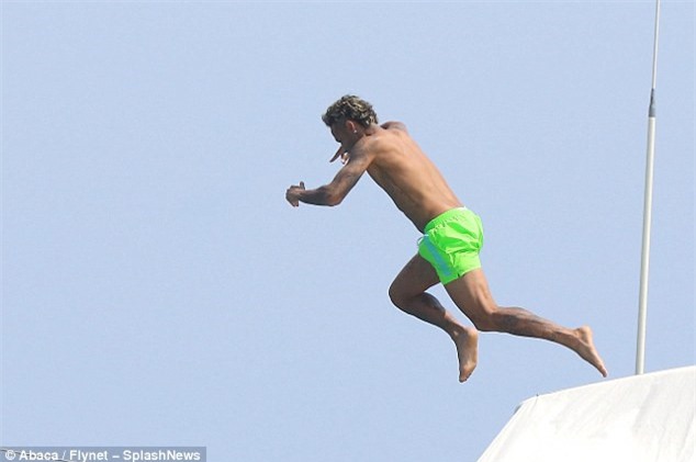 Neymar vui dua tren du thuyen hang sang truoc khi ra mat PSG hinh anh 2