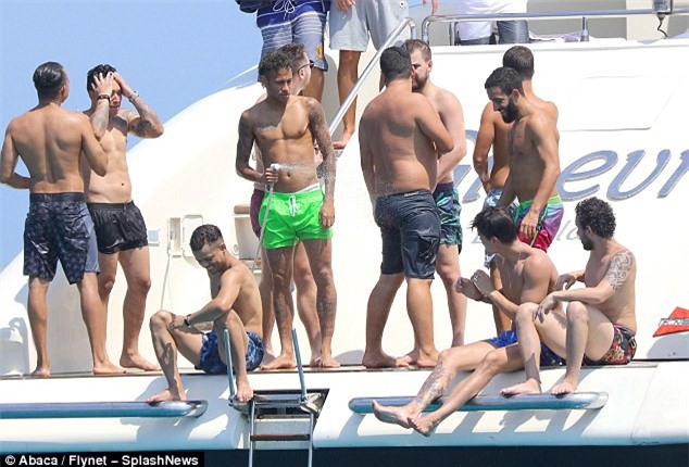 Neymar vui dua tren du thuyen hang sang truoc khi ra mat PSG hinh anh 3