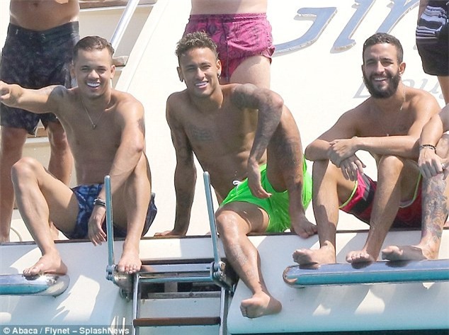 Neymar vui dua tren du thuyen hang sang truoc khi ra mat PSG hinh anh 4