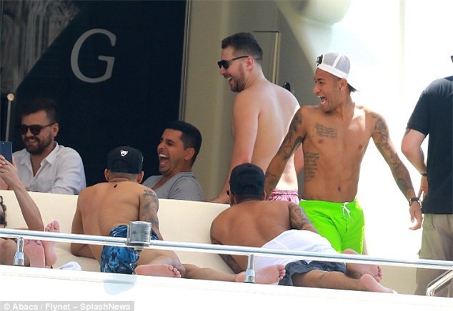 Neymar vui dua tren du thuyen hang sang truoc khi ra mat PSG hinh anh 5