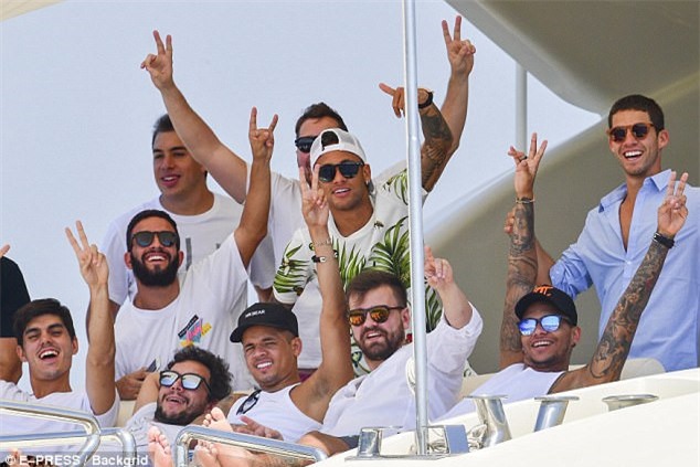 Neymar vui dua tren du thuyen hang sang truoc khi ra mat PSG hinh anh 6