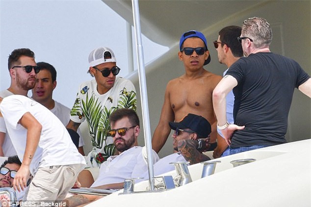 Neymar vui dua tren du thuyen hang sang truoc khi ra mat PSG hinh anh 8