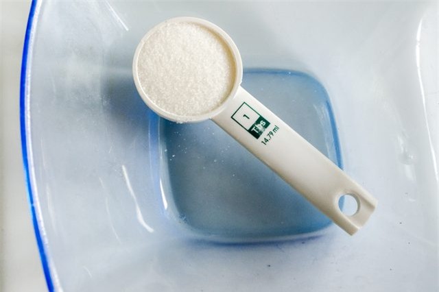 Rửa mặt thôi chưa đủ, mỗi ngày nhớ lau với nước muối để thấy da sáng, sạch mụn bất ngờ - Ảnh 1.