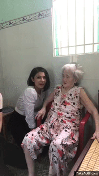 Việt Trinh quỳ gối nói chuyện với bà ngoại nổi tiếng nhất mạng xã hội và câu chuyện xúc động về lòng hiếu thảo - Ảnh 4.