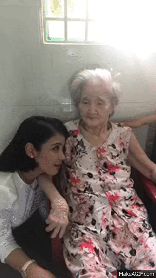 Việt Trinh quỳ gối nói chuyện với bà ngoại nổi tiếng nhất mạng xã hội và câu chuyện xúc động về lòng hiếu thảo - Ảnh 5.