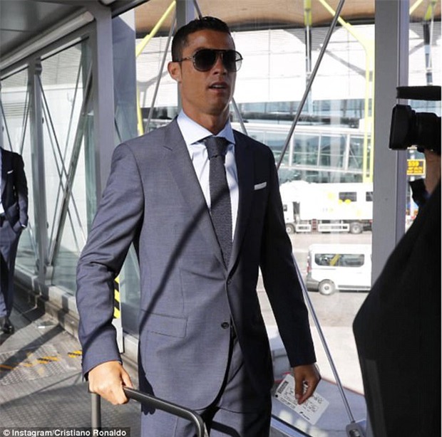 Ronaldo đóng vest bảnh bao bay đến Macedonia chuẩn bị đối đầu Man Utd - Ảnh 1.