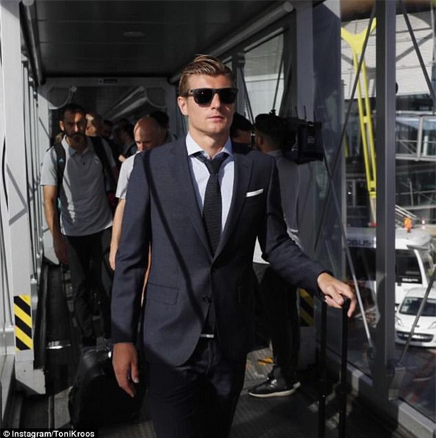 Ronaldo đóng vest bảnh bao bay đến Macedonia chuẩn bị đối đầu Man Utd - Ảnh 3.