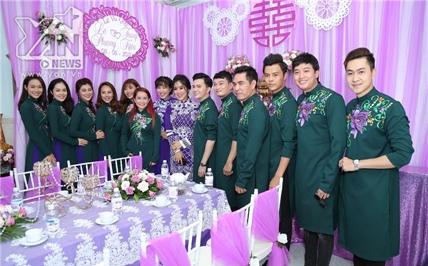 Dàn sao Việt gồm diễn viên Diệp Bảo Ngọc, Dương Cẩm Lynh, Thanh Trúc, Thúy Diễm, Nam Cường, Trương Minh Quốc Thái, Trung Dũng, Võ Minh Lâm, Quốc Trường... có mặt từ sớm tại nhà diễn viên Lê Phương. Đây cũng là đội hình bê lễ của vợ chồng Lê Phương - Trung Kiên. - Tin sao Viet - Tin tuc sao Viet - Scandal sao Viet - Tin tuc cua Sao - Tin cua Sao