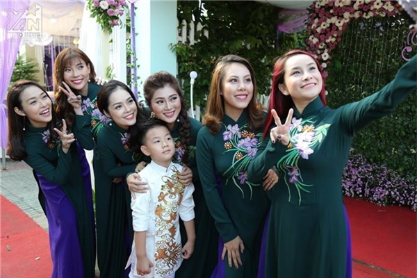 Bé Cà Pháo chụp ảnh cùng dàn phụ dâu. - Tin sao Viet - Tin tuc sao Viet - Scandal sao Viet - Tin tuc cua Sao - Tin cua Sao