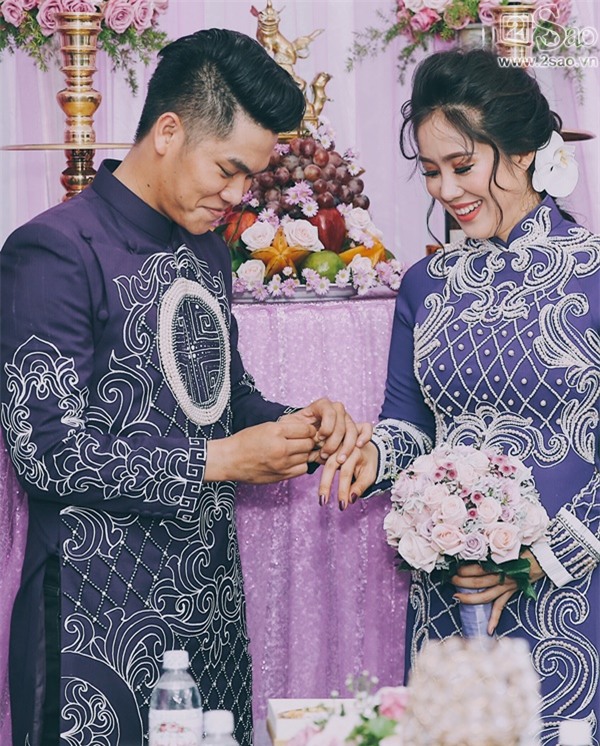 Sau màn trao nhẫn, chú rể ân cần lau mồ hôi cho cô dâu-2