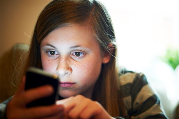 Trẻ dùng nhiều smarphone có xu hướng dễ bị tổn thương về tâm lý và bất mãn nhiều hơn so với trẻ khác.