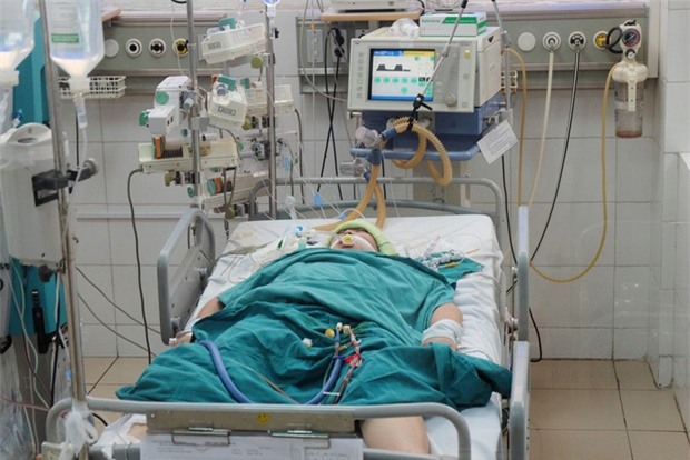 Bị biến chứng quá nặng do sốt xuất huyết, mẹ của nam sinh 15 tuổi đã qua đời - Ảnh 1.