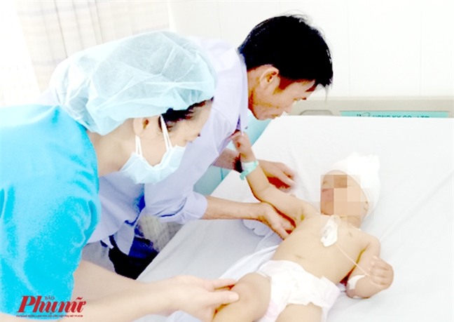 Ném gối từ cầu thang xuống đất, bé gái 4 tuổi bị chấn thương sọ não - Ảnh 1.