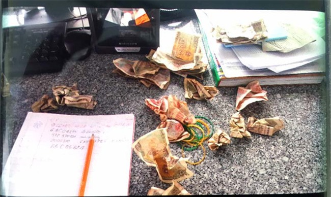 Tài xế nhúng tiền lẻ vào dung dịch gì đó, nhân viên thu phí đếm xong thì than nhức đầu - Ảnh 1.