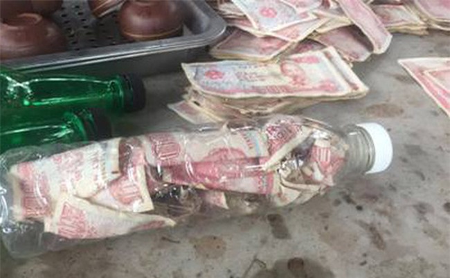 Tài xế nhúng tiền lẻ vào dung dịch gì đó, nhân viên thu phí đếm xong thì than nhức đầu - Ảnh 2.