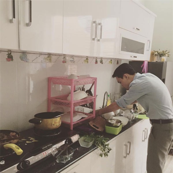 co vo tre tra khao chong vi thay 1 thu giong vo bao cao su, chong noi 1 cau khien vo lung tung - 1