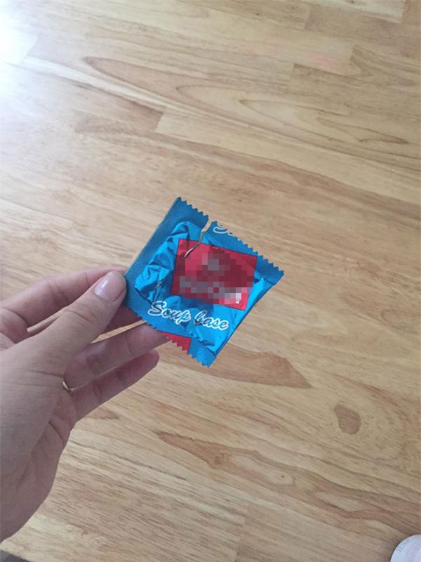 co vo tre tra khao chong vi thay 1 thu giong vo bao cao su, chong noi 1 cau khien vo lung tung - 2