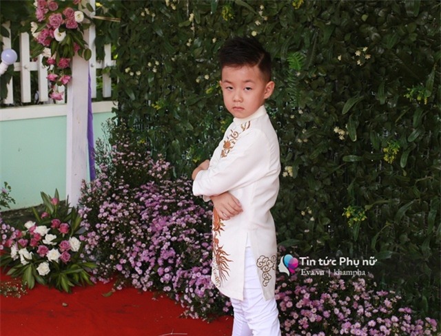 con trai le phuong "quay mau lua" trong dam cuoi cua me va cha duong - 13