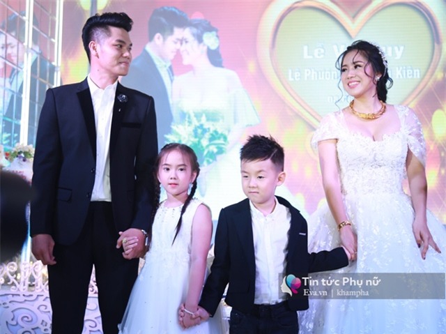 con trai le phuong "quay mau lua" trong dam cuoi cua me va cha duong - 5